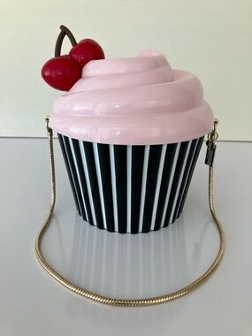 Kate Spade Magnolia Bakery Cupcake Clutch Purse  Novelty Treat Fashion Accessory